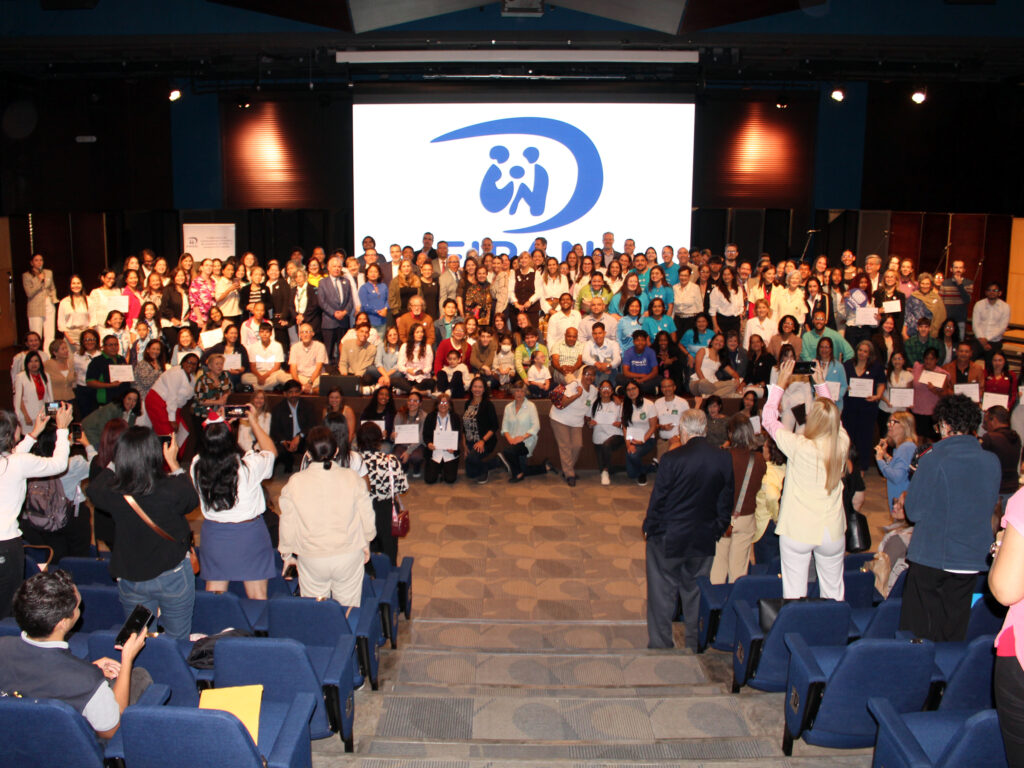 FIPAN CELEBRÓ ENTREGA DE RECONOCIMIENTOS EN EL MARCO DELDÍA INTERNACIONAL DE LOS VOLUNTARIOS foto grupal